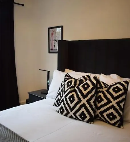 The Little Luxury Getaway! * ليدز